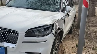 Владелец Lincoln Aviator за 600 000 юаней жалуется на самопроизвольное открытие капота. Дилер не признает проблему