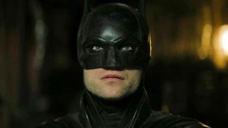 Фото со съемок «Бэтмена 2» показывают новый логотип DC и возможный костюм Бэтмена