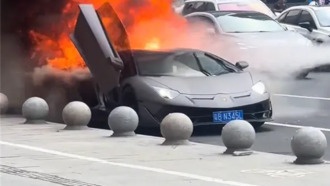 В Гуанчжоу Lamborghini Aventador SVJ загорелся и полностью сгорел на дороге
