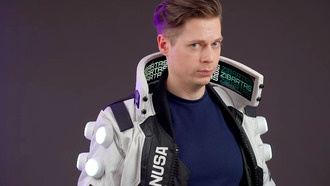 Косплеер создал работающую куртку из Cyberpunk 2077 с гибким OLED-воротником, на котором можно играть