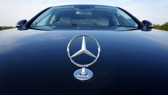 Продажи падают 17 месяцев подряд: Mercedes-Benz сокращает штат в Китае, компенсации урезаны
