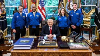 Трамп вручит экипажу Artemis II высшую космическую награду США